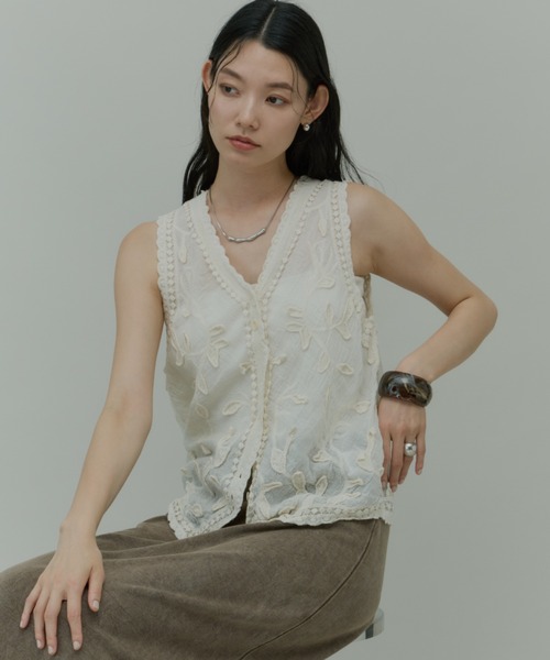 Plumel(プルメル)の「Cotton Leaf Motif Vest / コットンリーフモチーフベスト(ベスト・レディース・ベージュ/ホワイト・MEDIUM)」の18枚目の写真