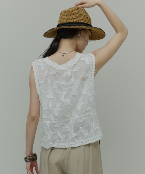 Plumel(プルメル)の「Cotton Leaf Motif Vest / コットンリーフモチーフベスト(ベスト・レディース・ベージュ/ホワイト・MEDIUM)」の8枚目の写真