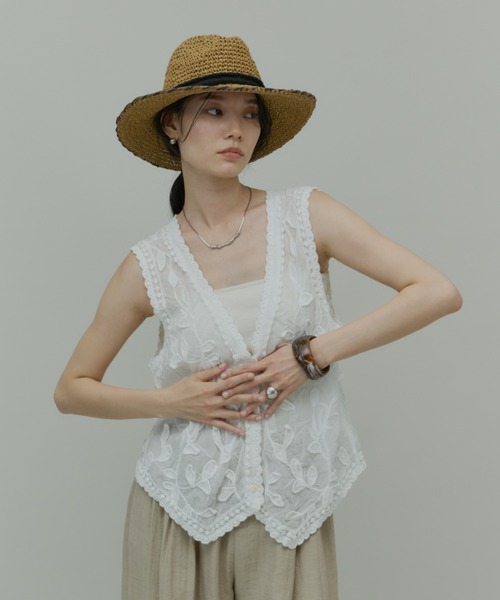 Plumel(プルメル)の「Cotton Leaf Motif Vest / コットンリーフモチーフベスト(ベスト・レディース・ベージュ/ホワイト・MEDIUM)」の4枚目の写真
