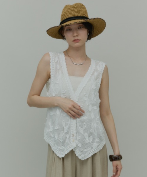 Plumel(プルメル)の「Cotton Leaf Motif Vest / コットンリーフモチーフベスト(ベスト・レディース・ベージュ/ホワイト・MEDIUM)」の6枚目の写真