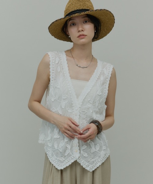 Plumel(プルメル)の「Cotton Leaf Motif Vest / コットンリーフモチーフベスト(ベスト・レディース・ベージュ/ホワイト・MEDIUM)」の7枚目の写真