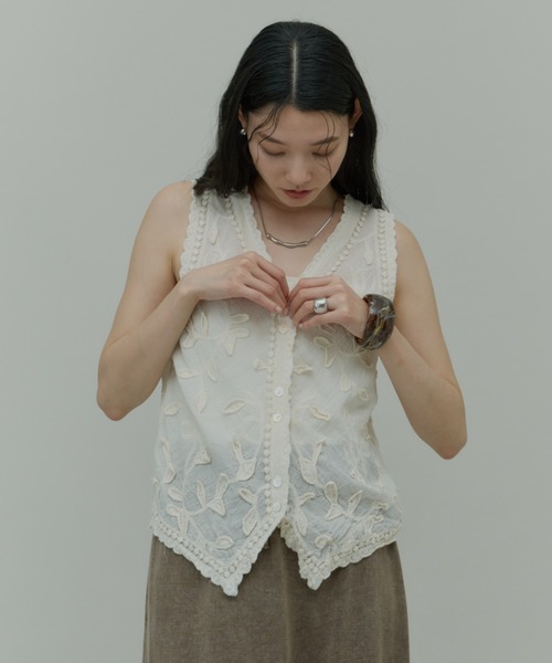 Plumel(プルメル)の「Cotton Leaf Motif Vest / コットンリーフモチーフベスト(ベスト・レディース・ベージュ/ホワイト・MEDIUM)」の17枚目の写真