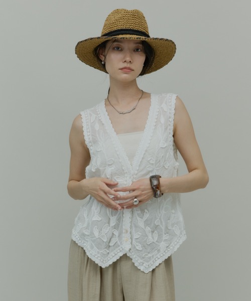 Plumel(プルメル)の「Cotton Leaf Motif Vest / コットンリーフモチーフベスト(ベスト・レディース・ベージュ/ホワイト・MEDIUM)」の5枚目の写真