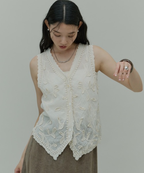 Plumel(プルメル)の「Cotton Leaf Motif Vest / コットンリーフモチーフベスト(ベスト・レディース・ベージュ/ホワイト・MEDIUM)」の16枚目の写真
