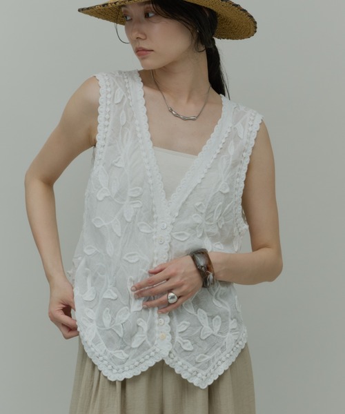 Plumel(プルメル)の「Cotton Leaf Motif Vest / コットンリーフモチーフベスト(ベスト・レディース・ベージュ/ホワイト・MEDIUM)」の3枚目の写真