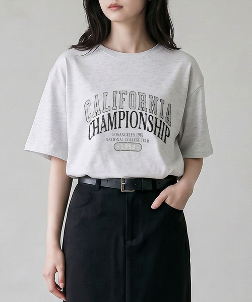aimoha（アイモハ）の「カレッジロゴプリントTシャツ（Tシャツ/カットソー・レディース・ライトグレー/ホワイト/ダークグレー/チョコ/ブラック・FREE）」の4枚目の写真