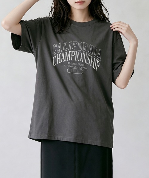 aimoha（アイモハ）の「カレッジロゴプリントTシャツ（Tシャツ/カットソー・レディース・ライトグレー/ホワイト/ダークグレー/チョコ/ブラック・FREE）」の5枚目の写真