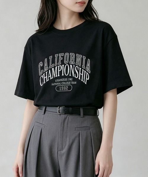 aimoha（アイモハ）の「カレッジロゴプリントTシャツ（Tシャツ/カットソー・レディース・ライトグレー/ホワイト/ダークグレー/チョコ/ブラック・FREE）」の3枚目の写真
