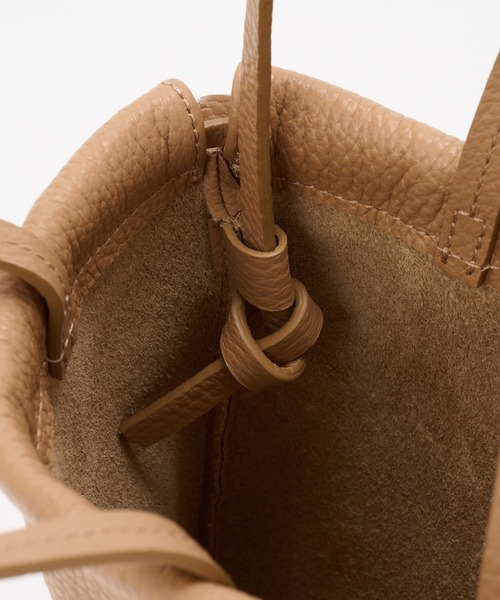 IACUCCI(イアクッチ)の「【予約】グラーノ 2WAYTOTE CERVO(ショルダーバッグ・レディース・グリーン/オレンジ/アイボリー/キャメル/チャコールグレー・FREE)」の15枚目の写真