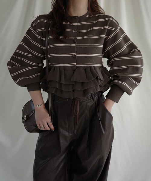 WILLFULLY(ウィルフリー)の「hem ruffle frill knit cardigan(Tシャツ/カットソー・レディース・ブラック/ブラウン/ライトブルー/レッド/アイボリー・FREE)」の4枚目の写真