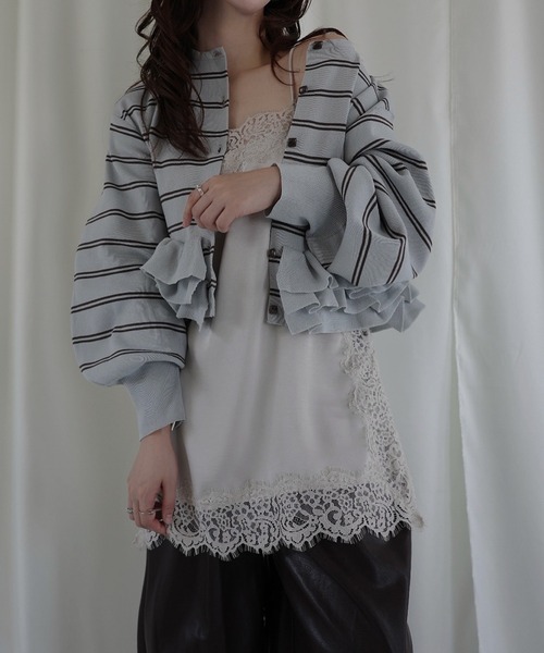 WILLFULLY(ウィルフリー)の「hem ruffle frill knit cardigan(Tシャツ/カットソー・レディース・ブラック/ブラウン/ライトブルー/レッド/アイボリー・FREE)」の6枚目の写真