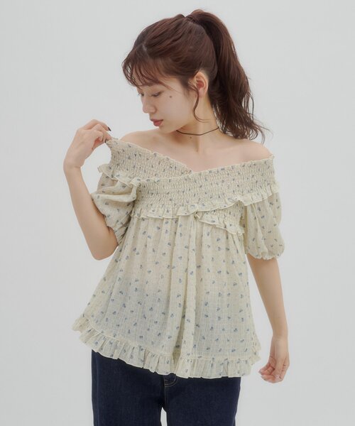 DISCOAT(ディスコート)の「【umm.】花柄シャーリングブラウス(シャツ/ブラウス・レディース・アイボリー/ネイビー/ブラック・FREE)」の4枚目の写真