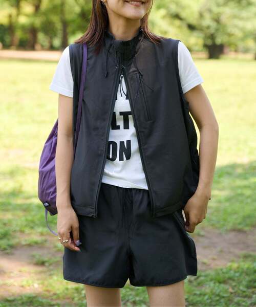 OUTDOOR PRODUCTS(アウトドアプロダクツ)の「ULT SPORTS RUNNIN' PACKABLE VEST(その他アウター・レディース・ベージュ/チャコールグレー・FREE)」の2枚目の写真