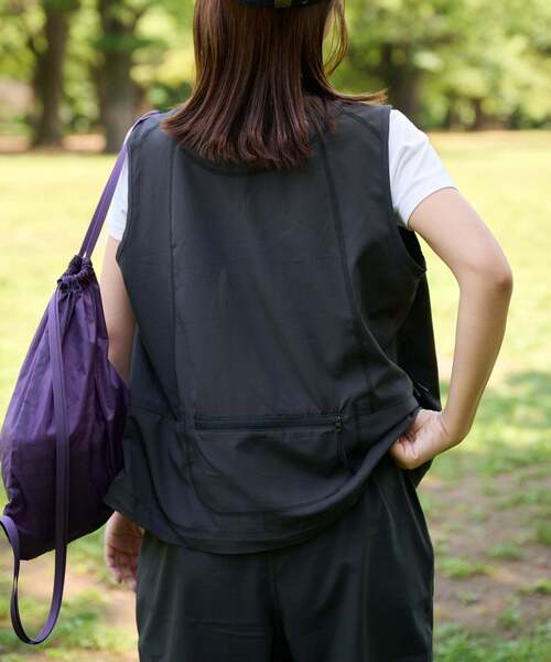 OUTDOOR PRODUCTS(アウトドアプロダクツ)の「ULT SPORTS RUNNIN' PACKABLE VEST(その他アウター・レディース・ベージュ/チャコールグレー・FREE)」の11枚目の写真