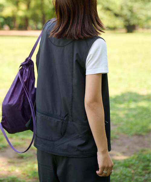 OUTDOOR PRODUCTS(アウトドアプロダクツ)の「ULT SPORTS RUNNIN' PACKABLE VEST(その他アウター・レディース・ベージュ/チャコールグレー・FREE)」の12枚目の写真