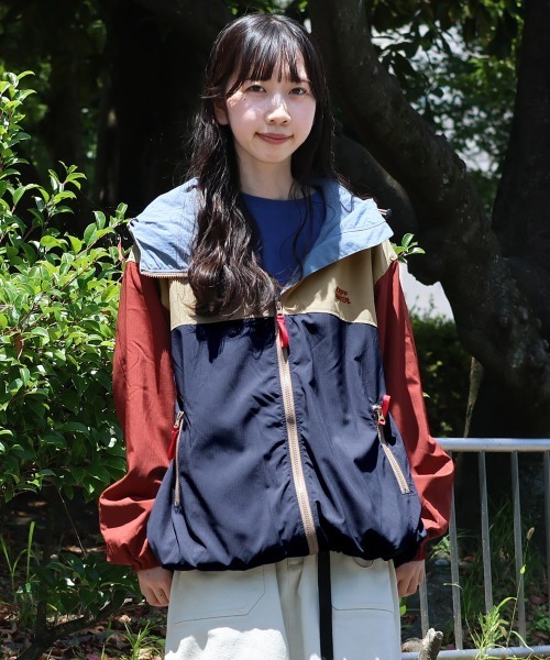 KRIFF MAYER Lady's Collection(クリフメイヤーレディースコレクション)の「アクティブゆったりAラインマウンテンパーカー(マウンテンパーカー・レディース・ネイビー/カラフル/ブラック/その他5/ベージュ/レンガ・MEDIUM/LARGE)」の6枚目の写真