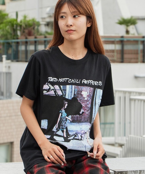 ROOPTOKYO(ループトウキョウ)の「Red Hot Chilli Peppers/レッド・ホット・チリ・ペッパーズ Unisex Premium Carbon T-Shirt: The Gateway Tracklist(Black)(Back Print) バンドTシャツ プリントTシャツ 半袖 クルーネック ロック ストリート メンズ レディース 秋 秋服 2026年秋冬(Tシャツ/カットソー・メンズ・ブラック・S/M/XL)」の4枚目の写真