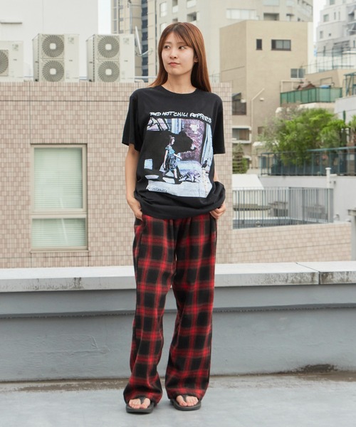 ROOPTOKYO(ループトウキョウ)の「Red Hot Chilli Peppers/レッド・ホット・チリ・ペッパーズ Unisex Premium Carbon T-Shirt: The Gateway Tracklist(Black)(Back Print) バンドTシャツ プリントTシャツ 半袖 クルーネック ロック ストリート メンズ レディース 秋 秋服 2026年秋冬(Tシャツ/カットソー・メンズ・ブラック・S/M/XL)」の9枚目の写真