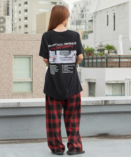 ROOPTOKYO(ループトウキョウ)の「Red Hot Chilli Peppers/レッド・ホット・チリ・ペッパーズ Unisex Premium Carbon T-Shirt: The Gateway Tracklist(Black)(Back Print) バンドTシャツ プリントTシャツ 半袖 クルーネック ロック ストリート メンズ レディース 秋 秋服 2026年秋冬(Tシャツ/カットソー・メンズ・ブラック・S/M/XL)」の11枚目の写真