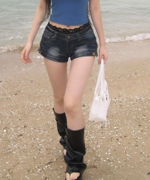anyonemore（エニワンモア）の「ビンテージウォッシングローライズショートデニムパンツ（その他パンツ・レディース・ブルー・SMALL/MEDIUM）」の20枚目の写真
