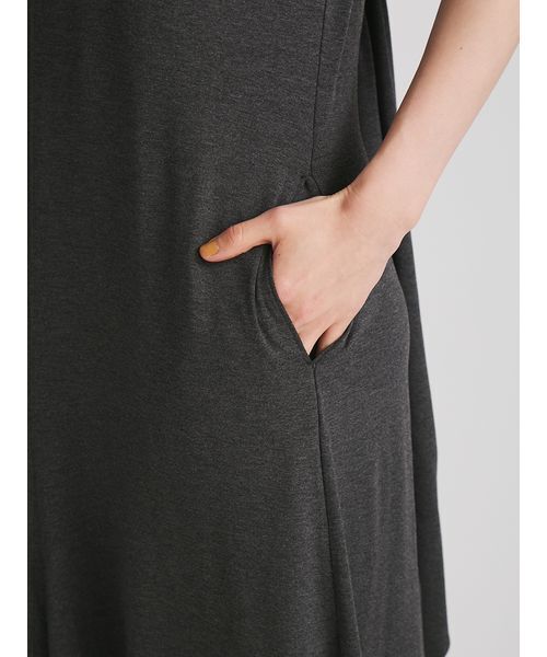 MIESROHE(ミースロエ)の「【洗える】バックリボンカットワンピース(ワンピース・レディース・チャコールグレー/ブラック・1/0)」の12枚目の写真