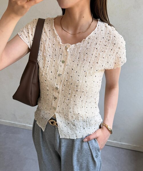 Thevon（ゼボン）の「ボタンデザインシャーリングトップス（Tシャツ/カットソー・レディース・ホワイト系その他/アイボリー/ブラック/ブラック系その他・FREE）」の2枚目の写真
