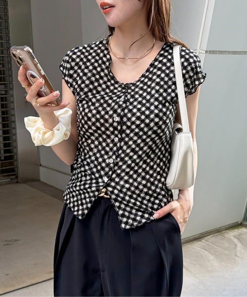 Thevon（ゼボン）の「ボタンデザインシャーリングトップス（Tシャツ/カットソー・レディース・ホワイト系その他/アイボリー/ブラック/ブラック系その他・FREE）」の4枚目の写真