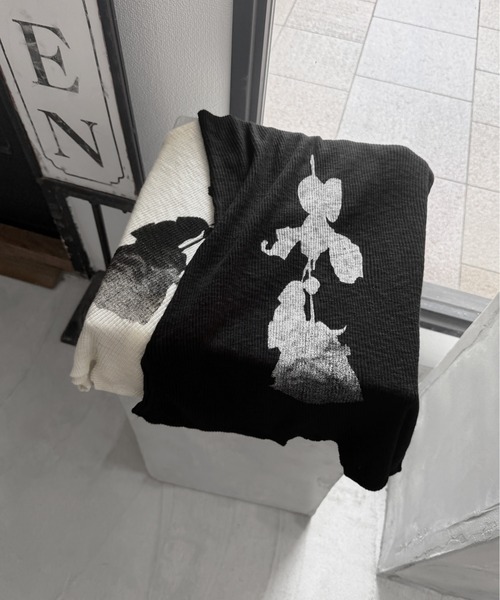 jiasecond.(ジアセカンド)の「【jiasecond.】バラシルエット半袖トップス / トップス 半袖 リブ バラ プリント コンパクト ブラック アイボリー ZOZOTOWN限定(その他トップス・レディース・アイボリー/ブラック・FREE)」の1枚目の写真