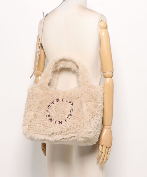 STELLA McCARTNEY(ステラマッカートニー)の「Logo Crossbody Tote Bag Eco Alter Shearling / ロゴ クロスボディ トートバッグ エコ オルター シアリング(トートバッグ・レディース・オートミール・ONE SIZE)」の6枚目の写真