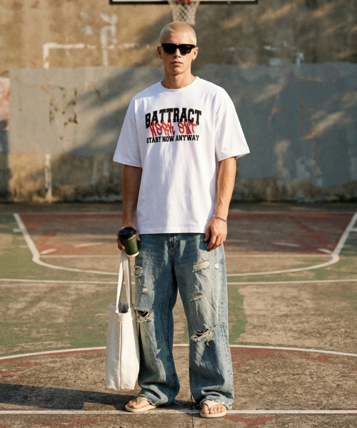 BATTRACT（バトラクト）の「ワークアウトグラフィティオーバーサイズ半袖Tシャツ[ホワイト]（Tシャツ/カットソー・メンズ・ホワイト・1/2）」の2枚目の写真