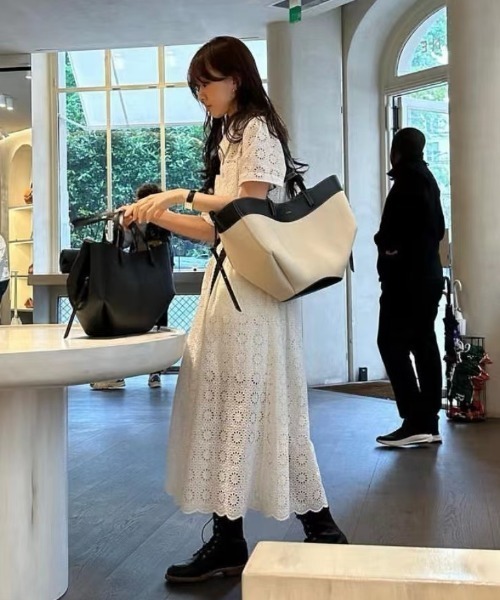 FAVORITO（ファヴォリート）の「パンチングレースシャツワンピース（シャツワンピース・レディース・オフホワイト・F）」の17枚目の写真