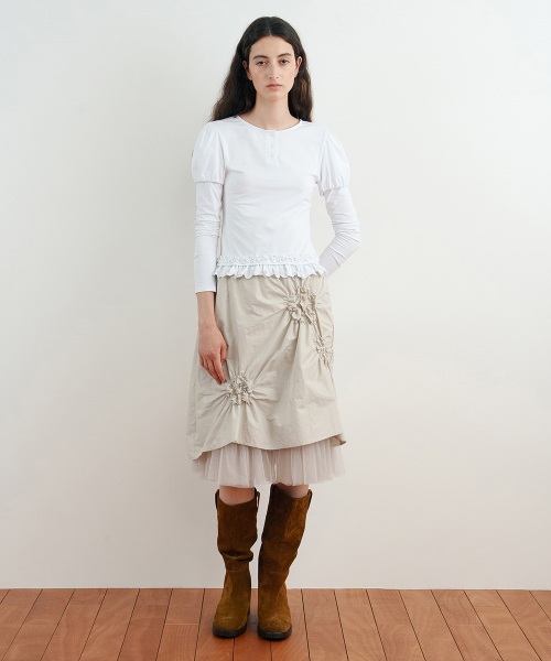 SINOON（シヌーン）の「Flower Shirring Skirt (Light Beige)（スカート・レディース・ライトベージュ・FREE）」の2枚目の写真