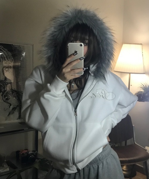 MASHIRO(マシロ)の「エコファーフードポイント刺繍Wジップフーディー Y2K(MA/EK170)(パーカー・レディース・ホワイト/グレー・FREE)」の1枚目の写真