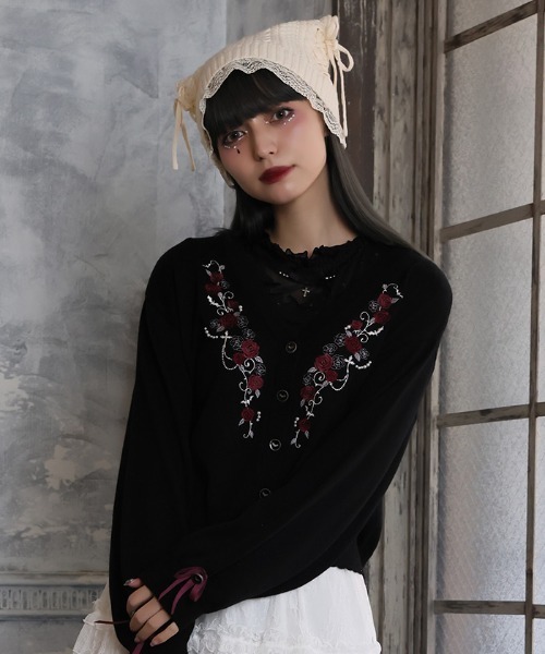 axes femme(アクシーズファム)の「薔薇刺繍×蝙蝠釦ニットカーデ(カーディガン/ボレロ・レディース・キナリ/パープル/ブラック・FREE)」の1枚目の写真