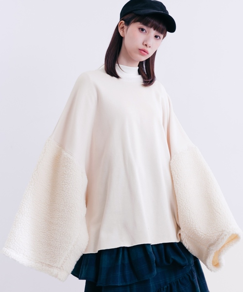 MERLOT（メルロー）の「ボアワイドスリーブビッグシルエットスウェットプルオーバー1100（スウェット・レディース・アイボリー/ブラック/グレー/ベージュ/ピンク・FREE）」の2枚目の写真