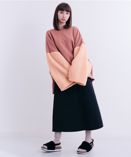 MERLOT（メルロー）の「ボアワイドスリーブビッグシルエットスウェットプルオーバー1100（スウェット・レディース・アイボリー/ブラック/グレー/ベージュ/ピンク・FREE）」の14枚目の写真