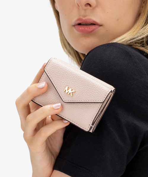 MICHAEL KORS(マイケルコース)の「MOTT(モット) スモール トライフォールド フラップ ウォレット(財布)」|ピンク系その他