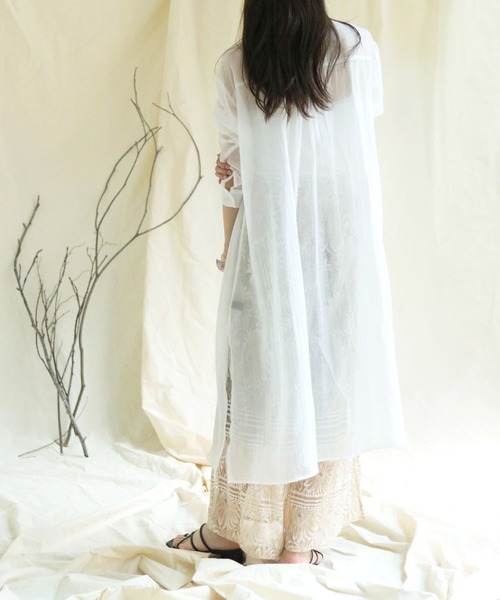 vingtrois（バントロア）の「【vingtrois】サイドスリットシアーシャツワンピース（ワンピース・レディース・ブラック/オフホワイト・M）」の4枚目の写真