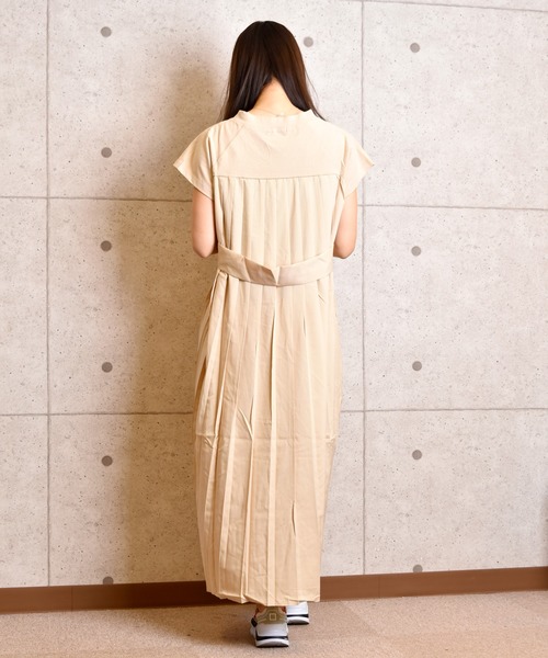 TONE SELECT WEAR（トーンセレクトウェア）の「【TONE SELECT WEAR】バックプリーツワンピース(MI)（ワンピース・レディース・チャコールグレー/ブラック/ベージュ・FREE）」の5枚目の写真