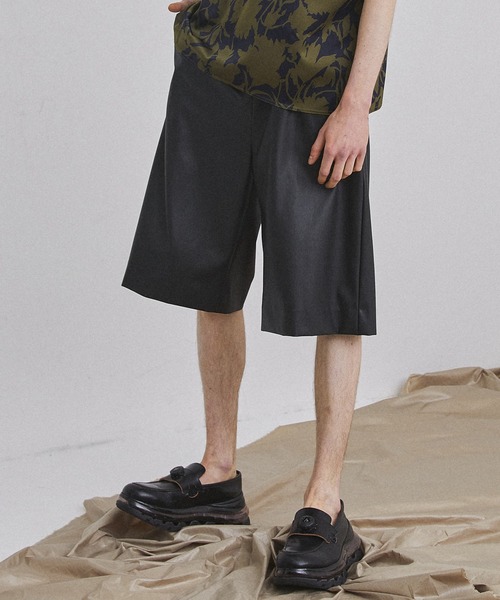 UNITED TOKYO(ユナイテッドトウキョウ)の「【EC限定】フェイクレザーショートパンツ/セットアップ(その他パンツ・メンズ・ブラック/アイボリー・1/2/3)」の2枚目の写真