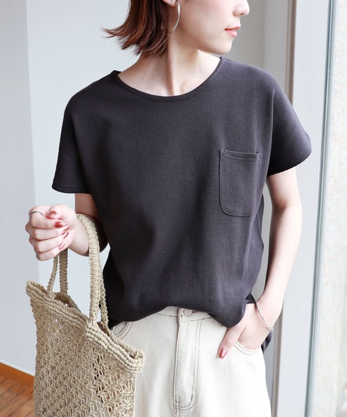 andme(アンドミー)の「コットンワッフル半袖ポケット付きドルマンTシャツ(Tシャツ/カットソー・レディース・チャコールグレー/アイボリー/グレー系その他/ブラック/ベージュ/ブルー/グリーン・M)」の1枚目の写真