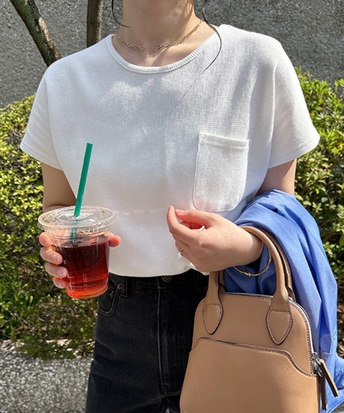 andme(アンドミー)の「コットンワッフル半袖ポケット付きドルマンTシャツ(Tシャツ/カットソー・レディース・チャコールグレー/アイボリー/グレー系その他/ブラック/ベージュ/ブルー/グリーン・M)」の2枚目の写真