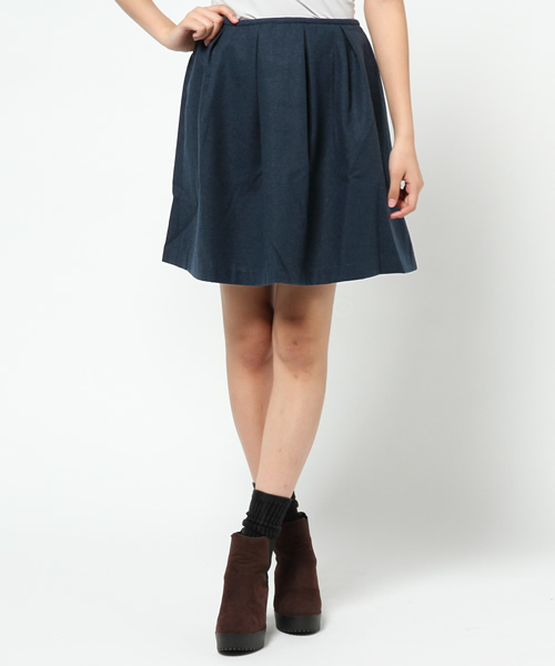 earth music&ecology（アースミュージックアンドエコロジー）の「タックフレアースカート（スカート・レディース・チャコールグレー/ブラック/オレンジ/キャメル/ダークブルー・MEDIUM/SMALL）」の4枚目の写真