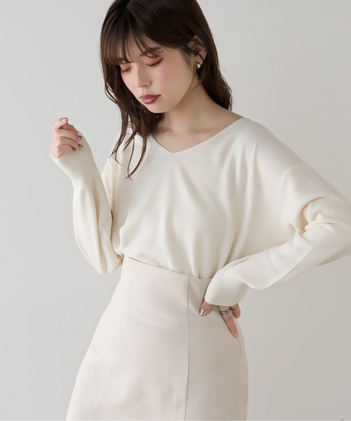 natural couture(ナチュラルクチュール)の「【大好評リバイバルアイテム】プチプラカシミヤタッチVネックニット(ニット/セーター・レディース・ブラック/ベージュ/オフホワイト/ピンク/ブルー/レンガ・FREE)」の2枚目の写真