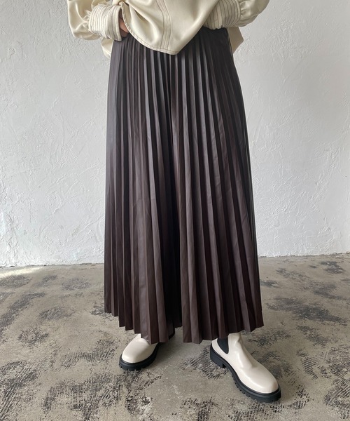210nouve(トゥージュヌーブ)の「フェイクレザープリーツスカート(スカート・レディース・ブラック/ホワイト/ブラウン/グリーン/ベージュ/チャコールグレー・FREE)」の5枚目の写真