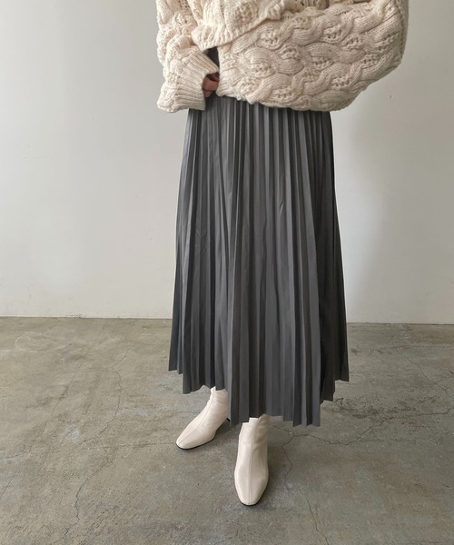 210nouve(トゥージュヌーブ)の「フェイクレザープリーツスカート(スカート・レディース・ブラック/ホワイト/ブラウン/グリーン/ベージュ/チャコールグレー・FREE)」の4枚目の写真