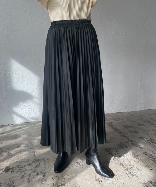 210nouve(トゥージュヌーブ)の「フェイクレザープリーツスカート(スカート・レディース・ブラック/ホワイト/ブラウン/グリーン/ベージュ/チャコールグレー・FREE)」の3枚目の写真