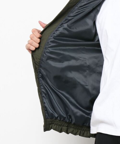 291295＝HOMME（ニーキューイチニーキューゴーオム）の「【291295=HOMME】平織りクロス 裏ラミネート加工 MA-1タイプ ブルゾン（MA-1・メンズ・ブラック/カーキ/ベージュ・4/3/2）」の6枚目の写真