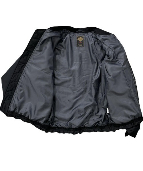 291295＝HOMME（ニーキューイチニーキューゴーオム）の「【291295=HOMME】平織りクロス 裏ラミネート加工 MA-1タイプ ブルゾン（MA-1・メンズ・ブラック/カーキ/ベージュ・4/3/2）」の20枚目の写真