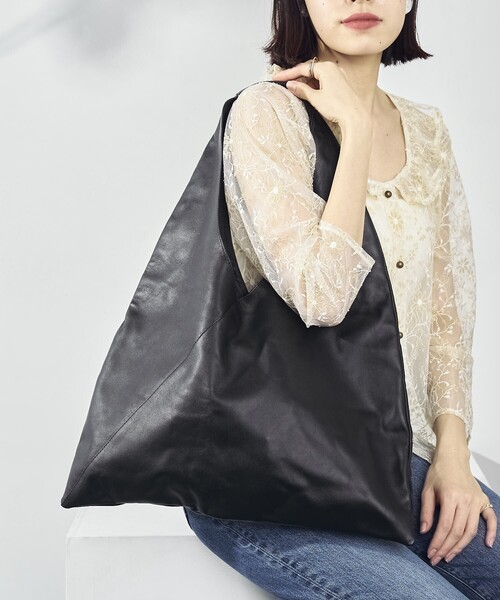 Firsthand(ファーストハンド)の「Firsthand/ファーストハンド レザートライアングルトートバッグ L / 防水レザー/レザートライアングルトートバッグ L / 本革 / 牛革 / レザーバッグ / 革バッグ(トートバッグ・レディース・ベージュ/オフホワイト/ブラック・ONE SIZE)」の4枚目の写真